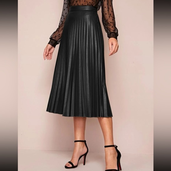 Black pleated faux leather midi skirt - Picture 2 of 6